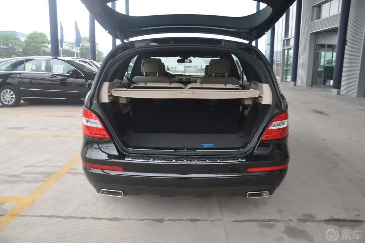 奔驰R级R 400 4MATIC 豪华型行李箱空间