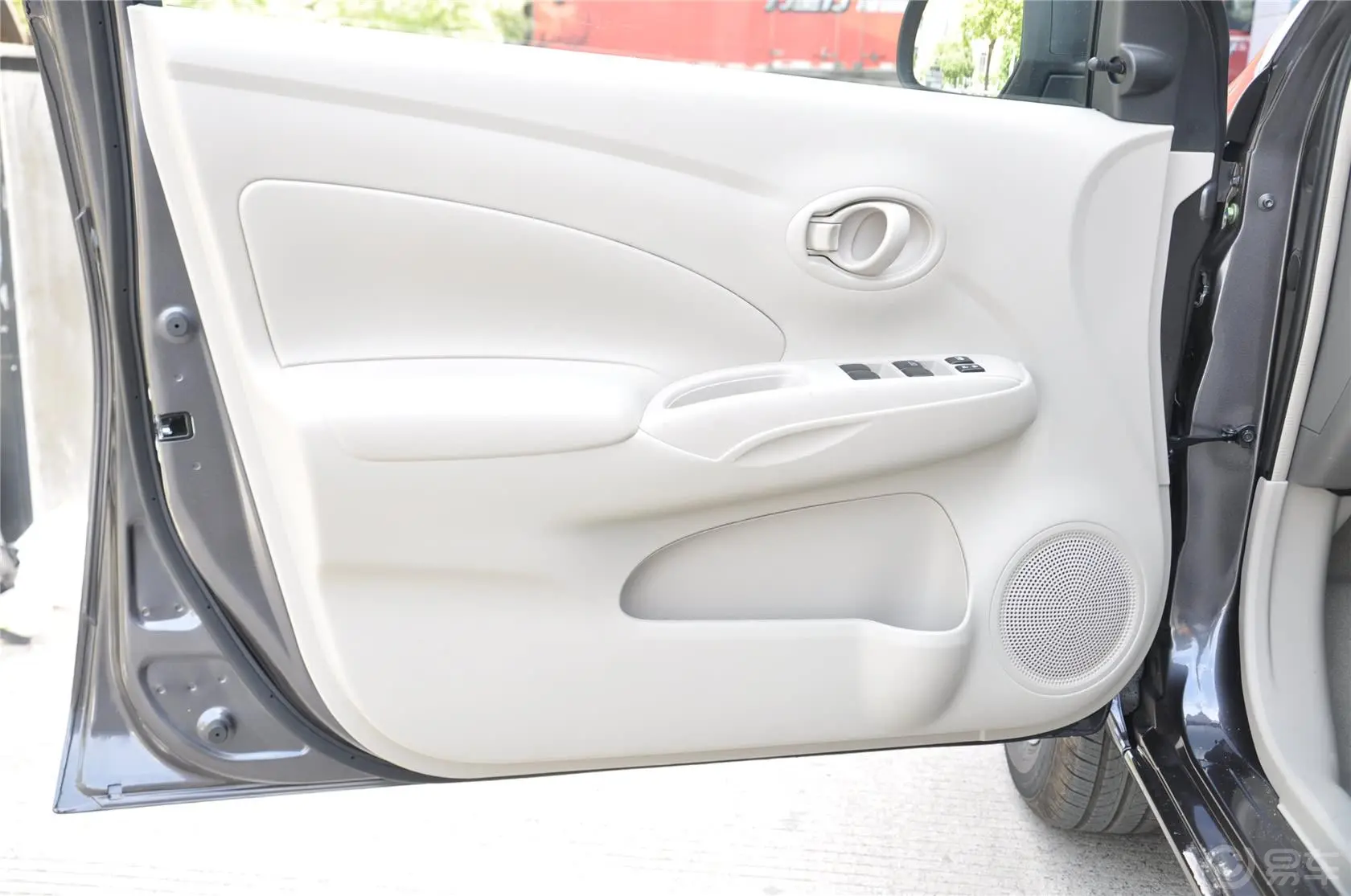 阳光1.5XE 手动 舒适版驾驶员侧车门内门板
