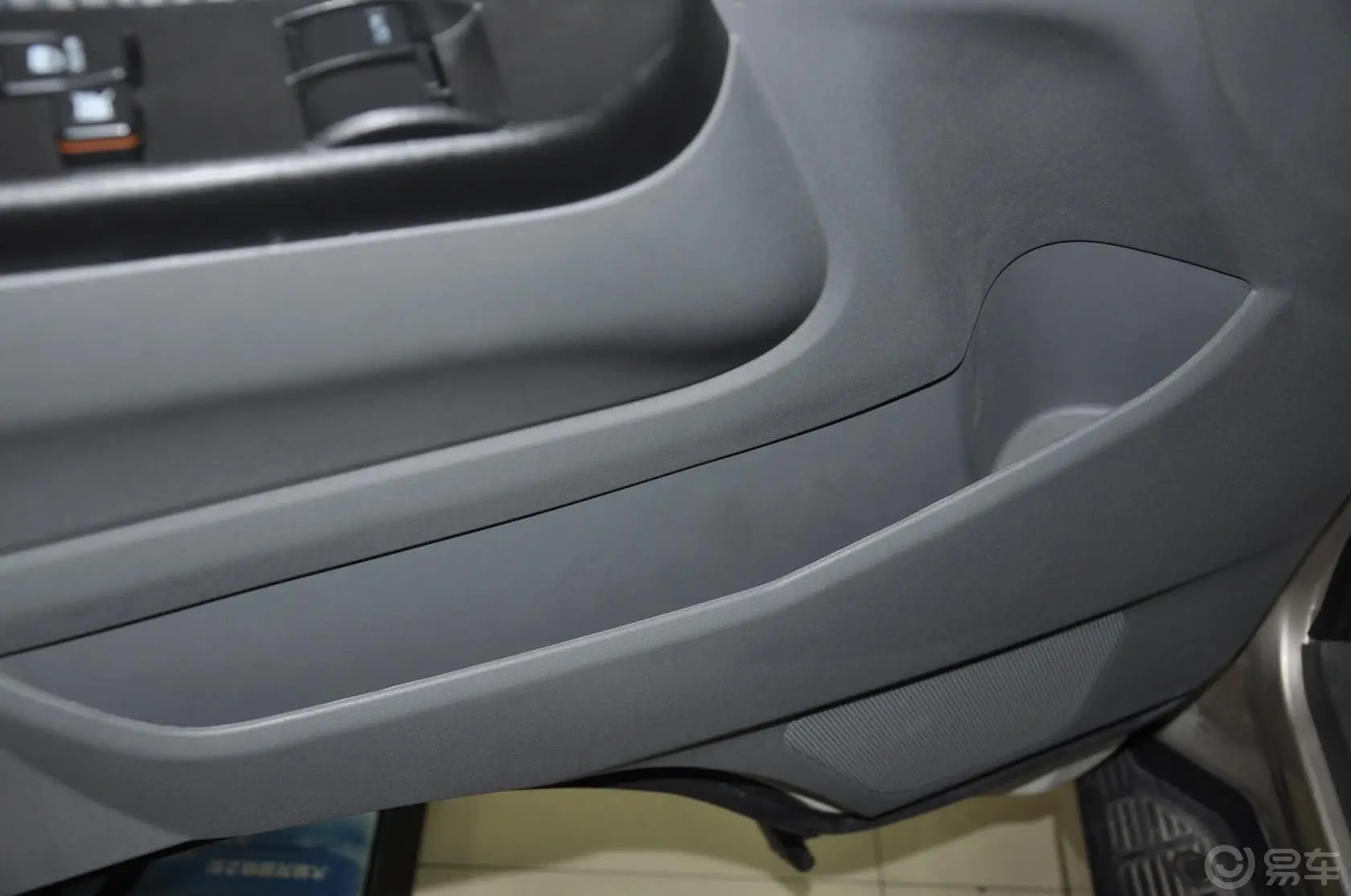 凯歌2.7L 手动 汽油版 豪华版驾驶员门储物盒