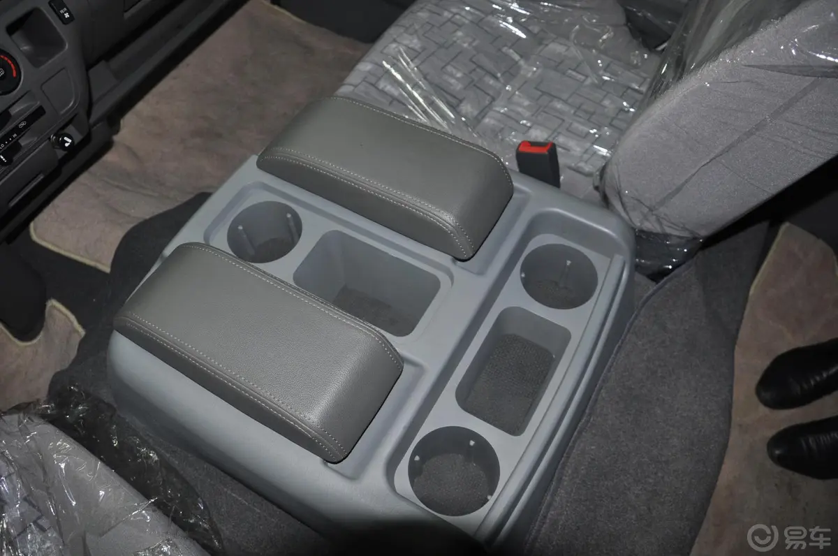 凯歌2.7L 手动 汽油版 豪华版前排中央扶手箱