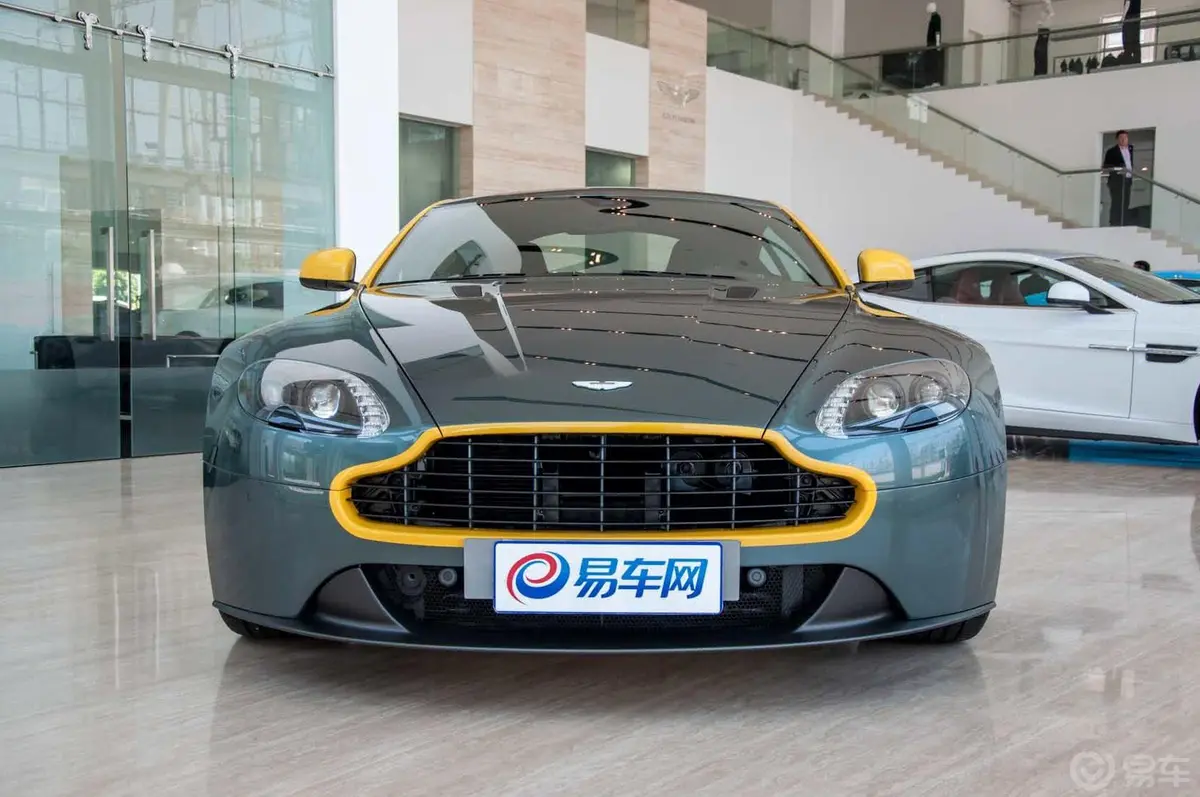 V8 Vantage4.7L Coupe正前水平