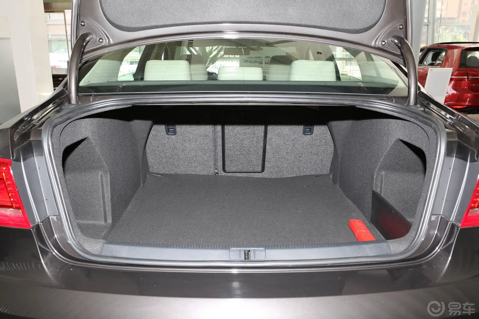 迈腾1.8T 手自一体 领先型行李箱空间