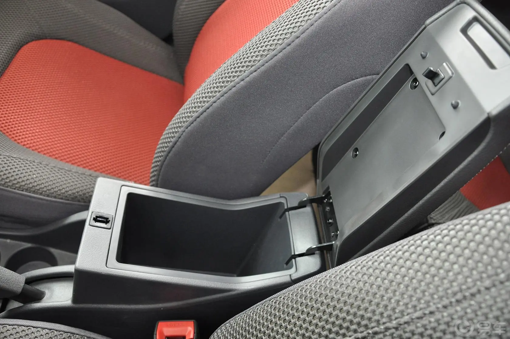 风神H30Cross 1.6L 手动 尊逸版前排中央扶手箱空间