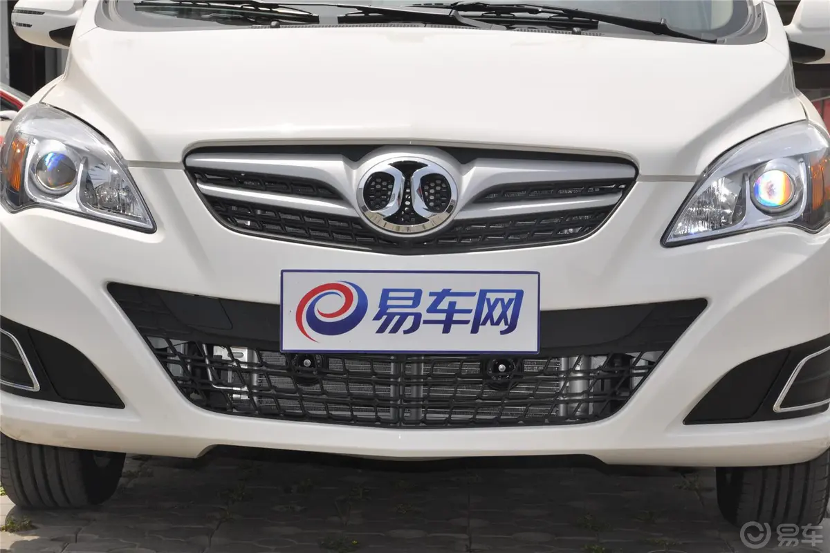 北京汽车E系列两厢 1.5L 乐天手动版前格栅侧俯拍
