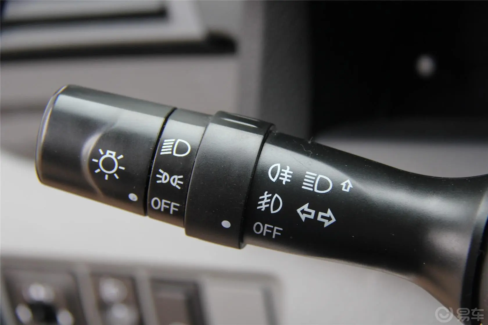 众泰Z300新视界版 1.5L 手动 时尚型大灯远近光调节柄