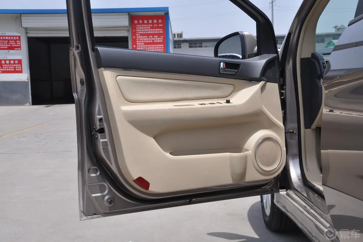 北京汽车E系列两厢 1.5L 乐天自动版驾驶员侧车门内门板