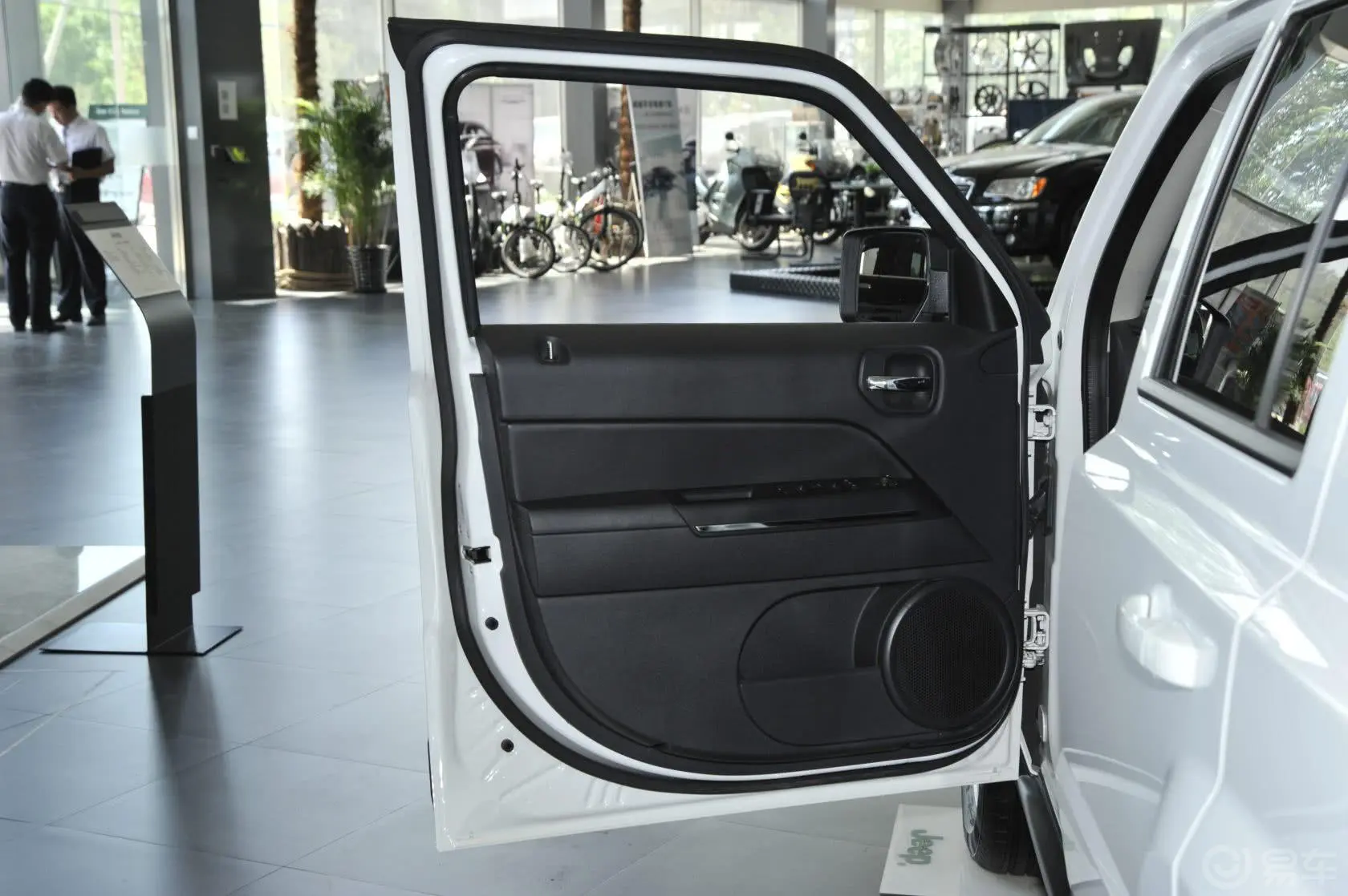 自由客改款 2.4L 自动 豪华导航版驾驶员侧车门内门板