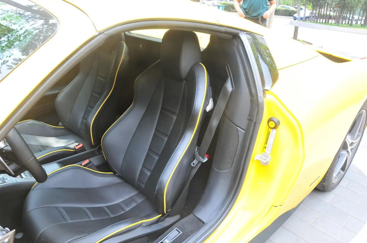 法拉利4584.5L Spider驾驶员座椅