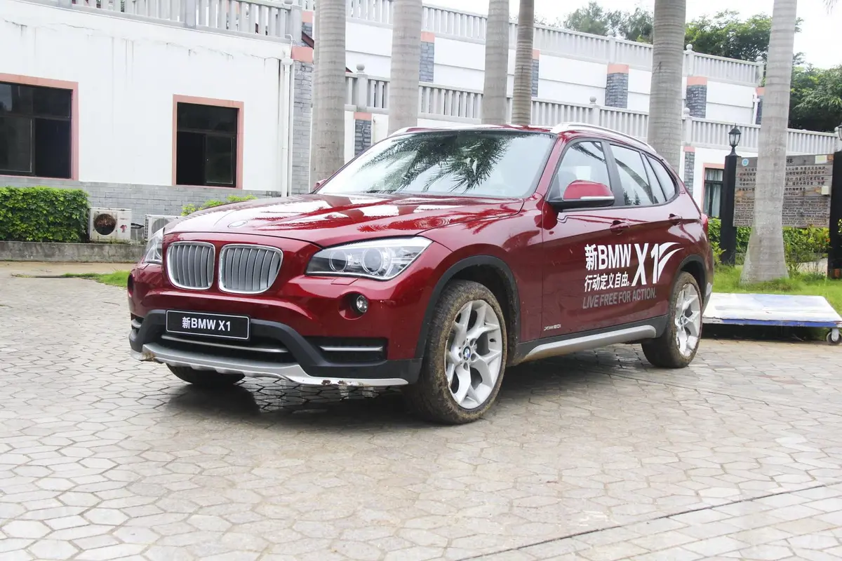 宝马X1xDrive20i X设计套装侧前45度车头向左水平