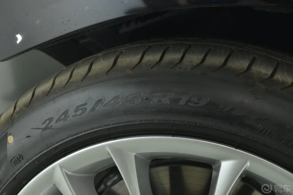宝马7系740Li xDrive 马年限量版轮胎规格