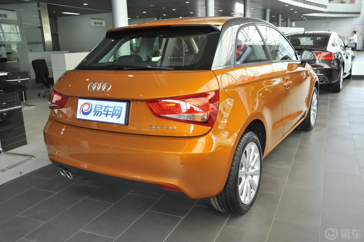 奥迪A130 TFSI 舒适型侧后45度车头向右水平