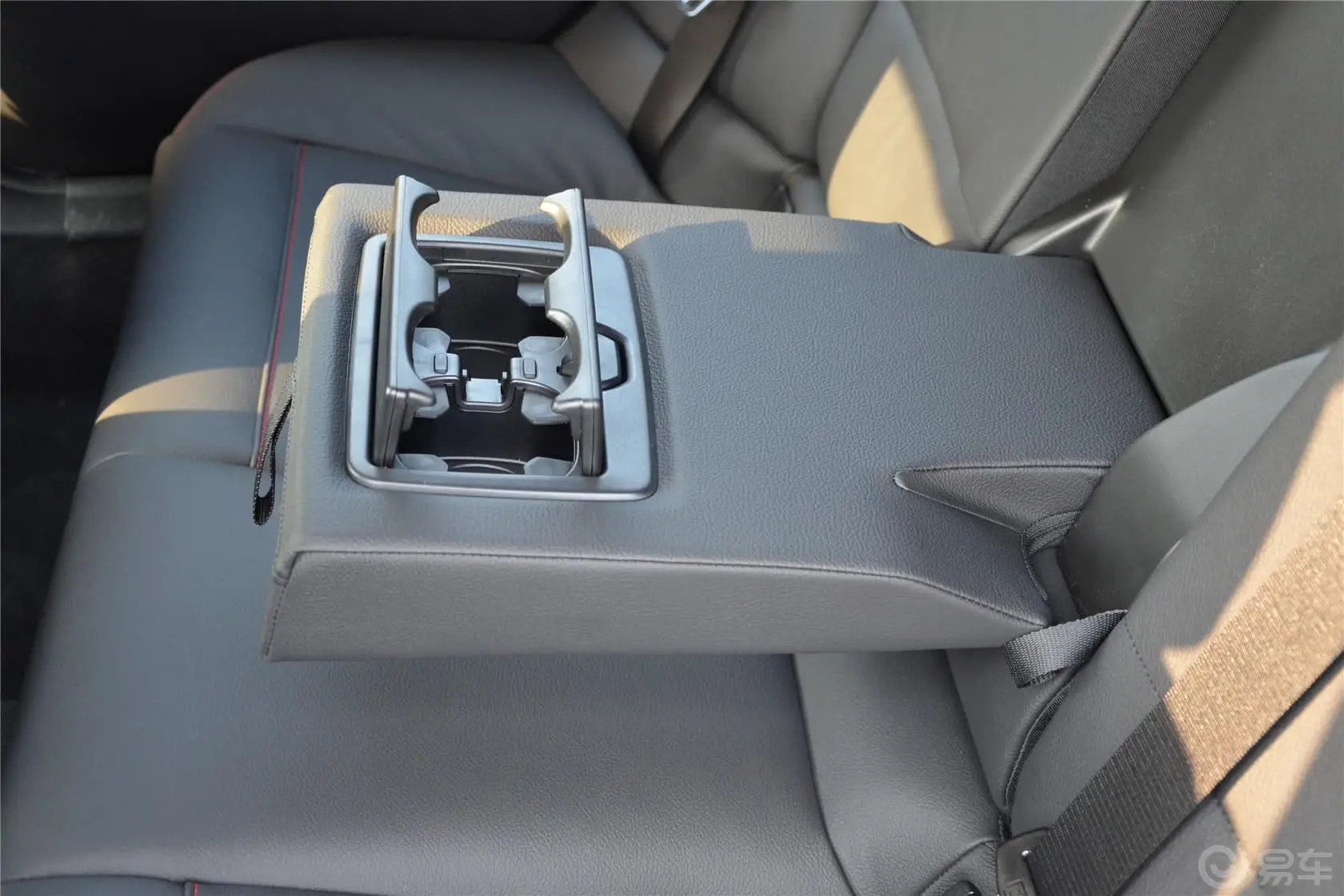 宝马X1xDrive20i 运动设计套装后排扶手