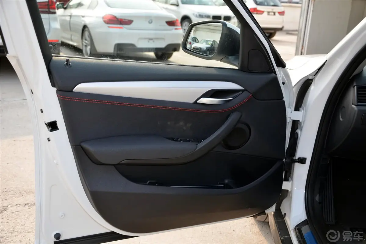 宝马X1xDrive20i 运动设计套装驾驶员侧车门内门板
