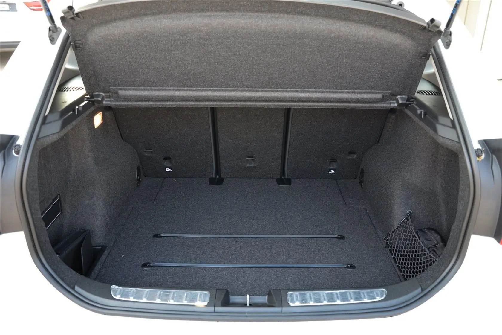 宝马X1xDrive20i 运动设计套装行李箱空间