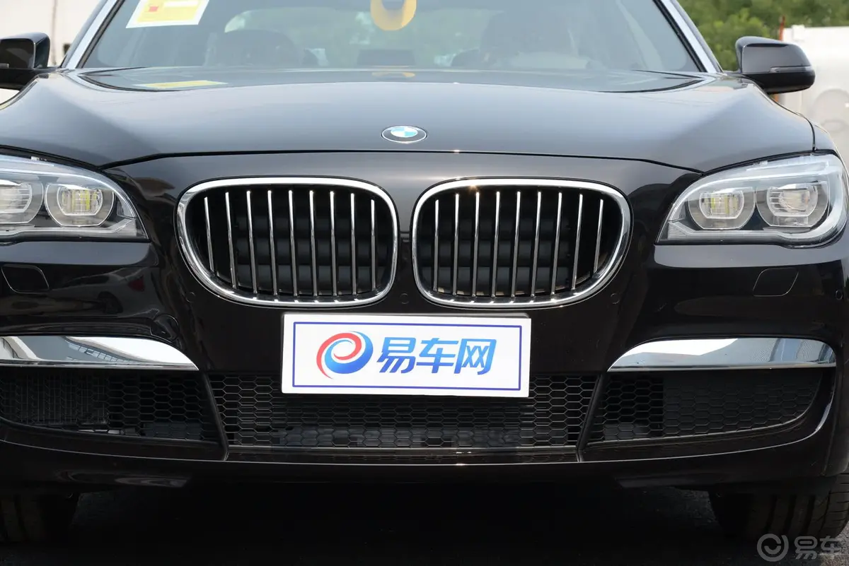 宝马7系740Li xDrive 马年限量版前格栅侧俯拍