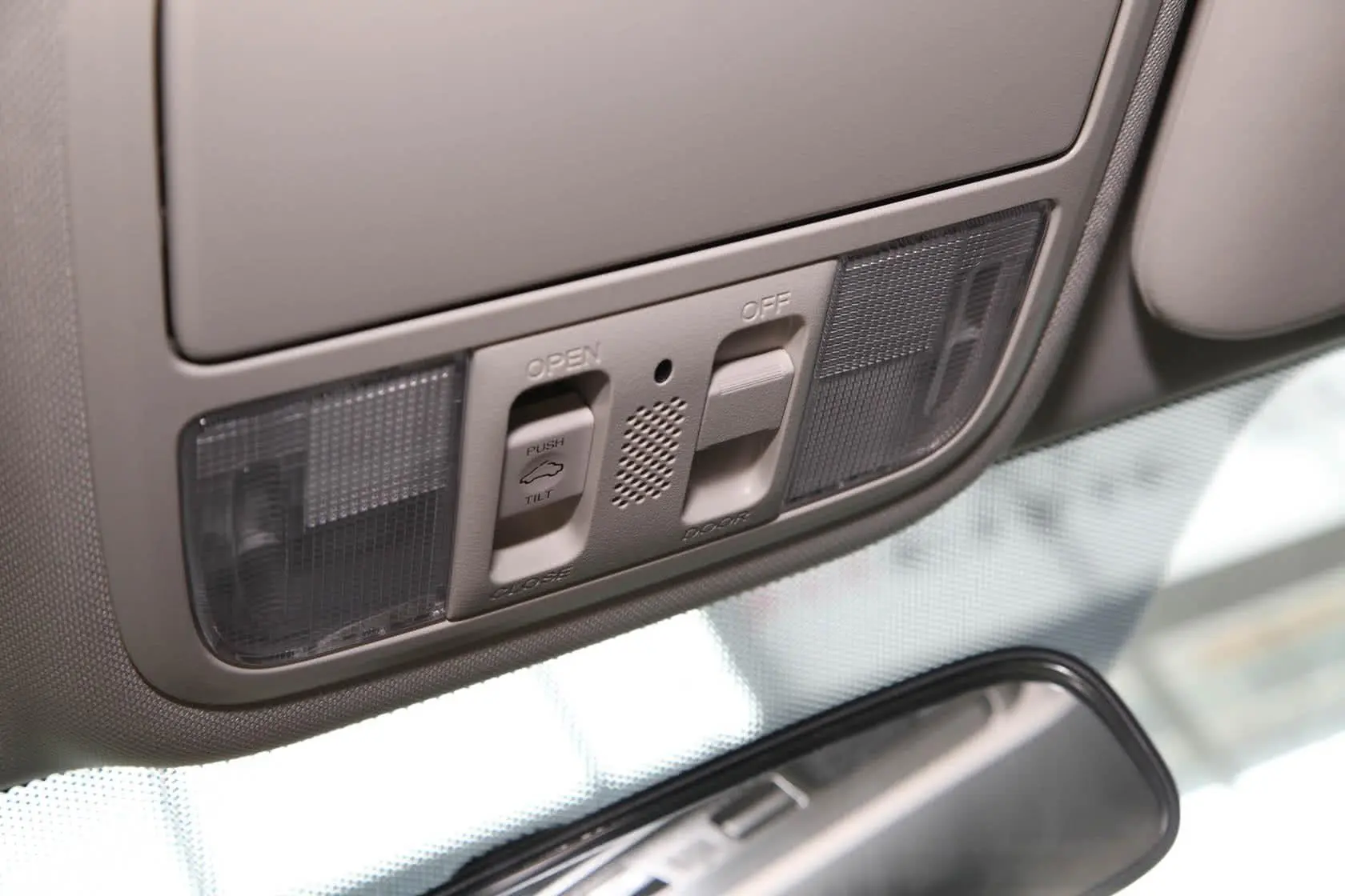 本田CR-V2.4L 四驱 豪华版前排车顶中央控制区