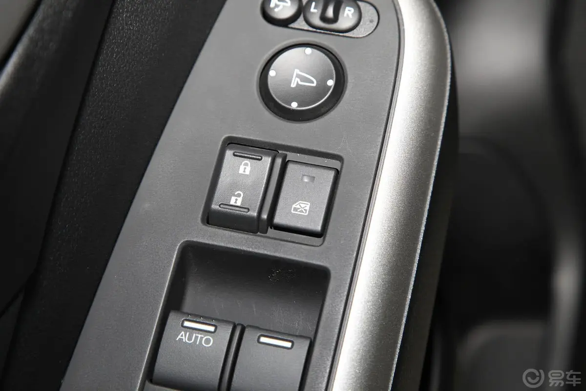 本田CR-V2.4L 四驱 豪华版外后视镜控制键