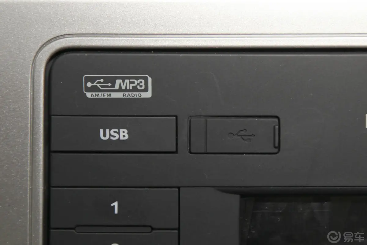 别克GL8陆上公务舱 2.4L AT 舒适版USB接口