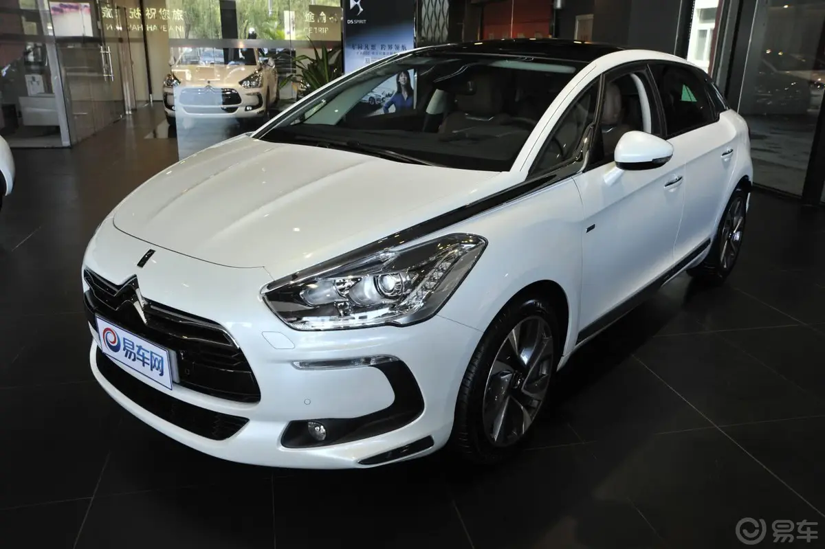 DS 51.6T 手自一体 THP200 尊享版侧前45度车头向左水平