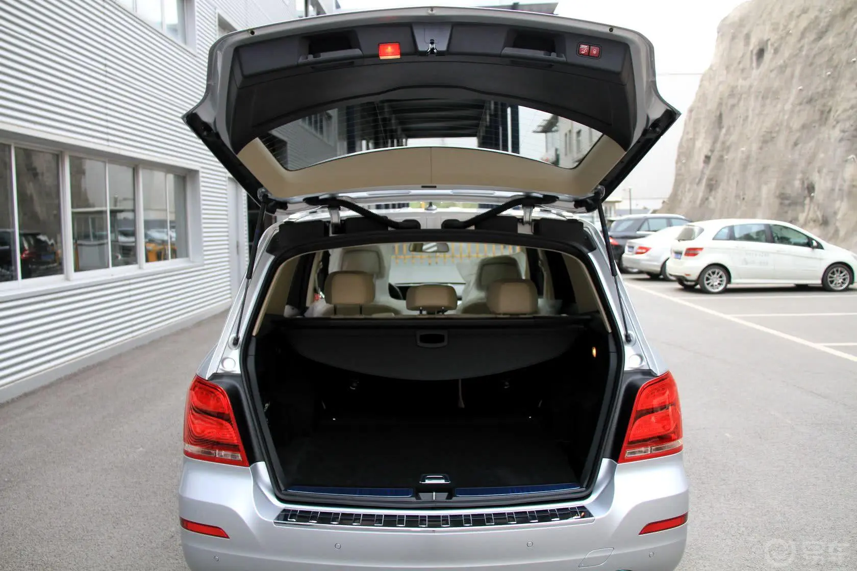 奔驰GLK级GLK 300 3.0L 自动 时尚型行李箱空间
