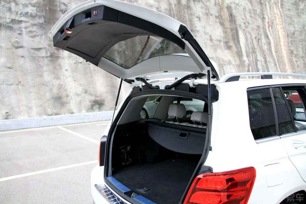 奔驰GLK级GLK 300 3.0L 自动 时尚型行李厢开口范围