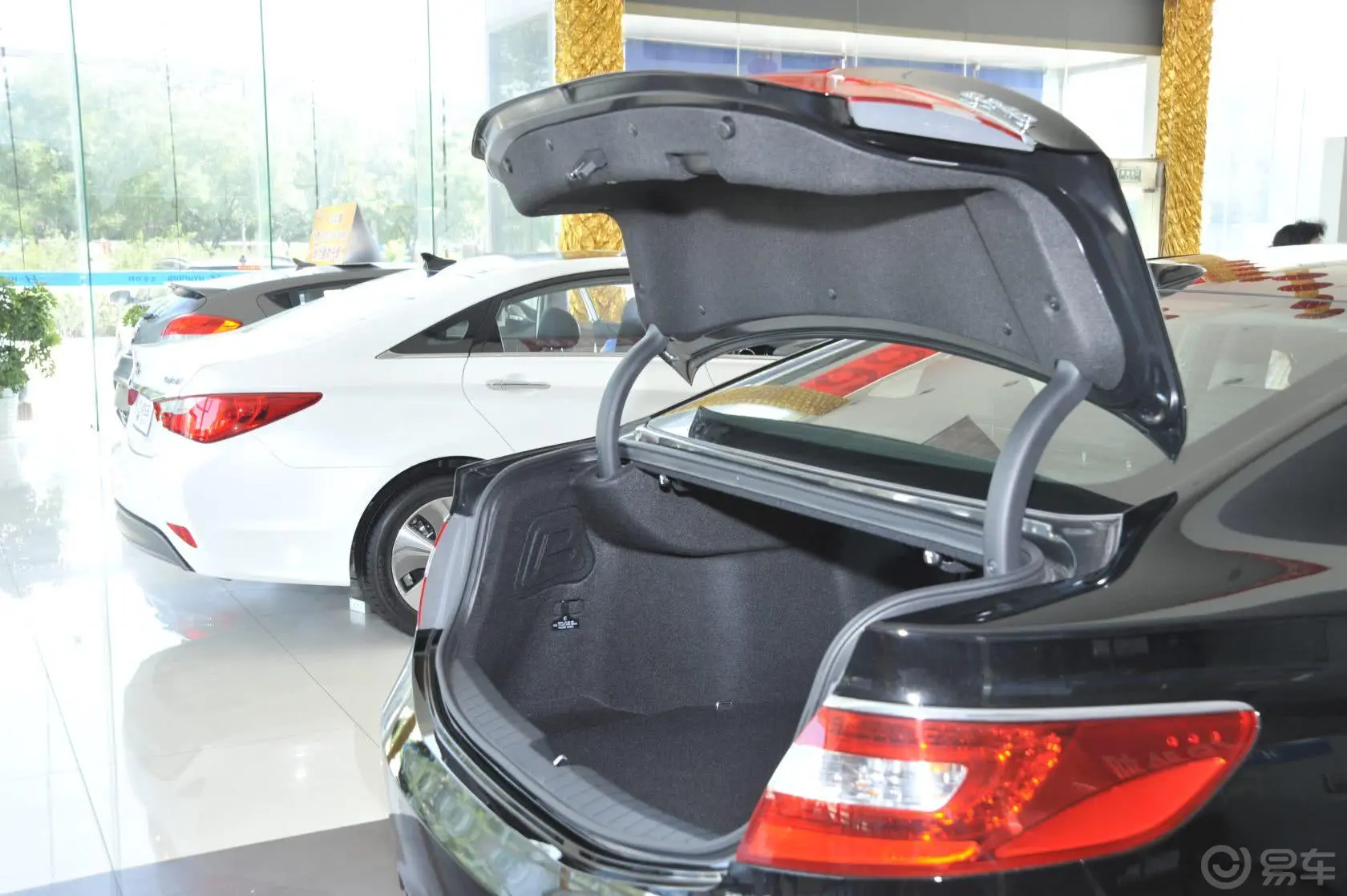 雅尊2.4L 自动 豪华版行李厢开口范围