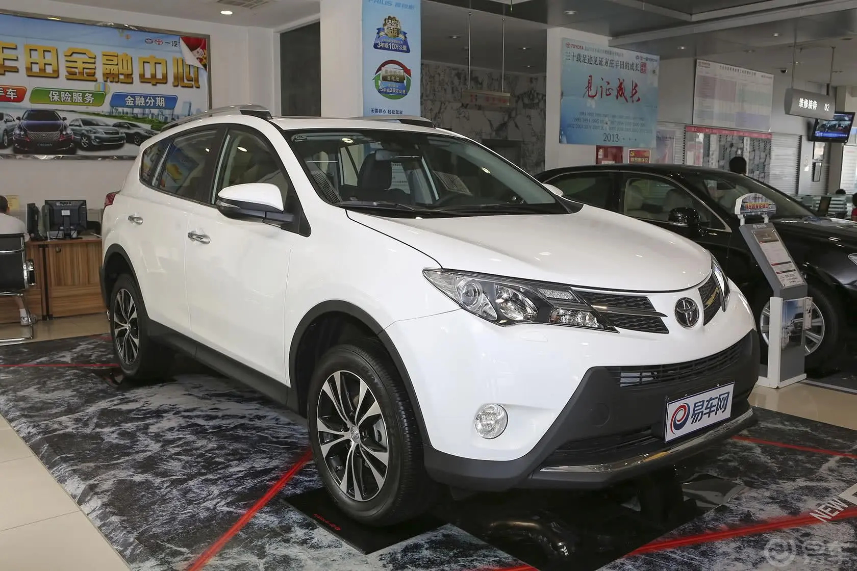 RAV4荣放2.5L 手自一体 尊贵版侧前45度车头向右水平