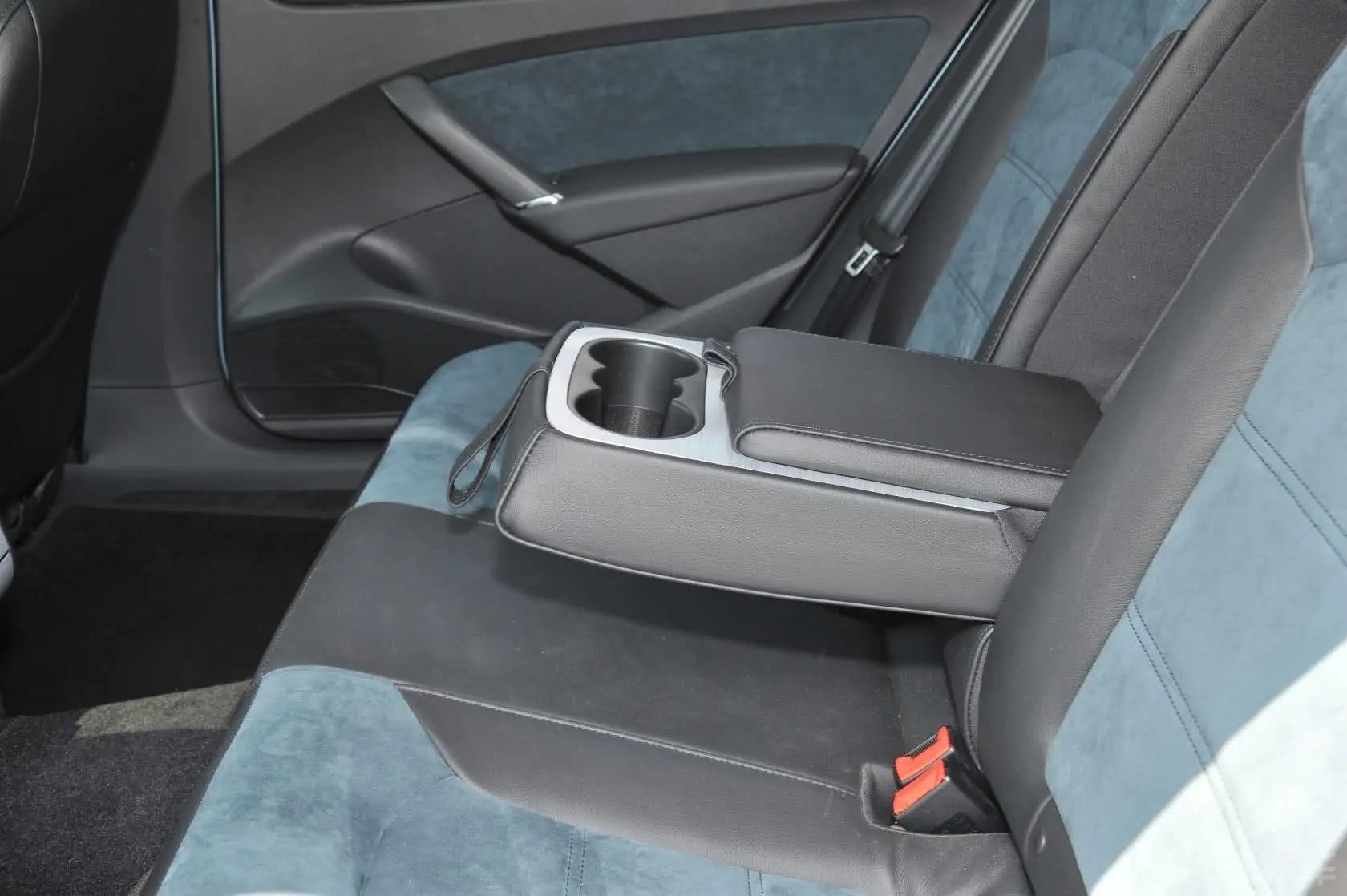 帕萨特1.4T 双离合 蓝驱技术版后排扶手