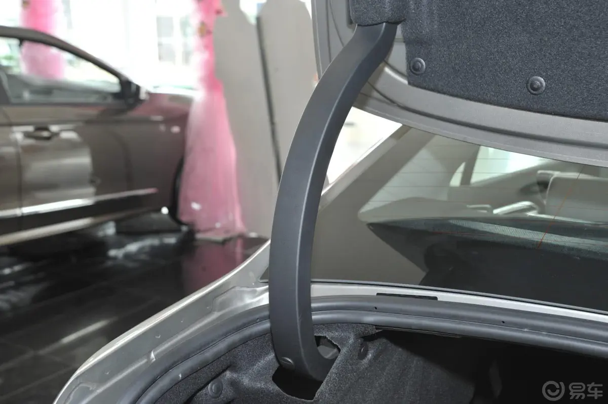雪铁龙C4L1.8L 自动 智驱版劲智型行李厢支撑杆