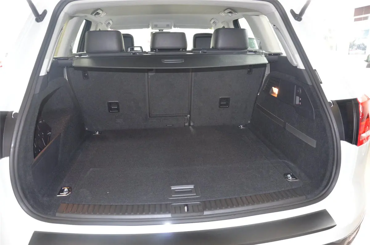 途锐3.0TSI V6 新锐版行李箱空间