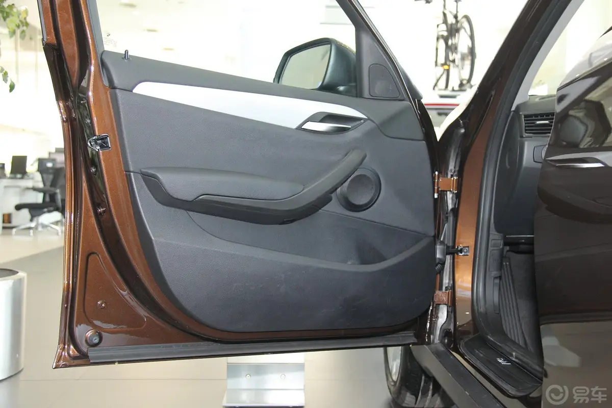 宝马X1sDrive18i 领先型驾驶员侧车门内门板