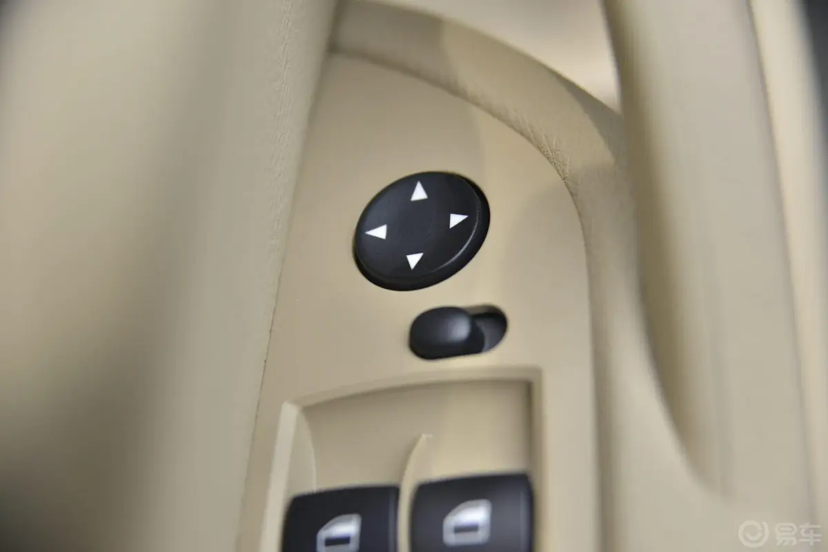 宝马X1sDrive18i 领先型外后视镜控制键
