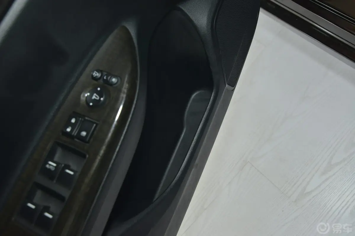 雅阁2.4L LX 舒适版驾驶员门储物盒