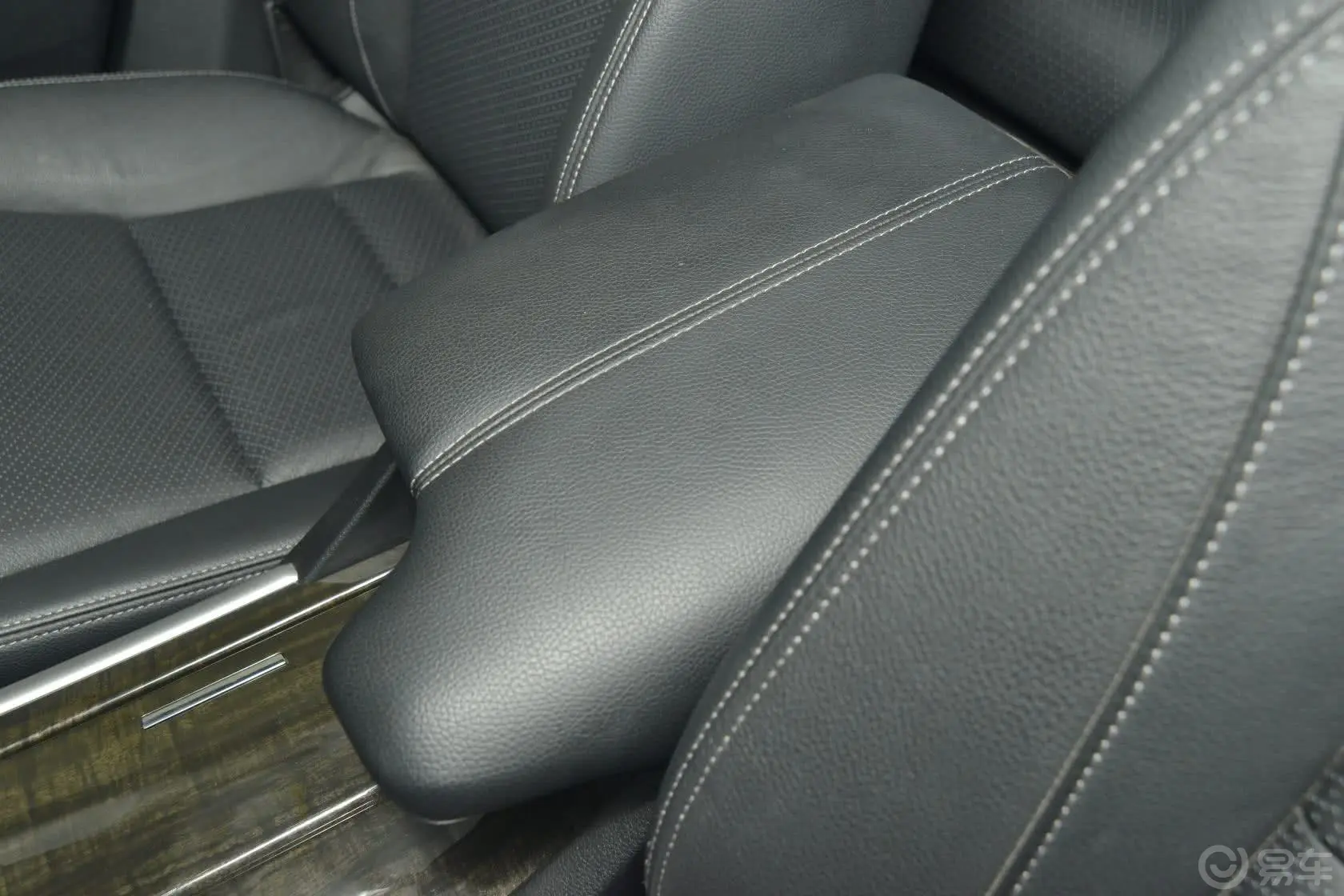 雅阁2.4L LX 舒适版前排中央扶手箱