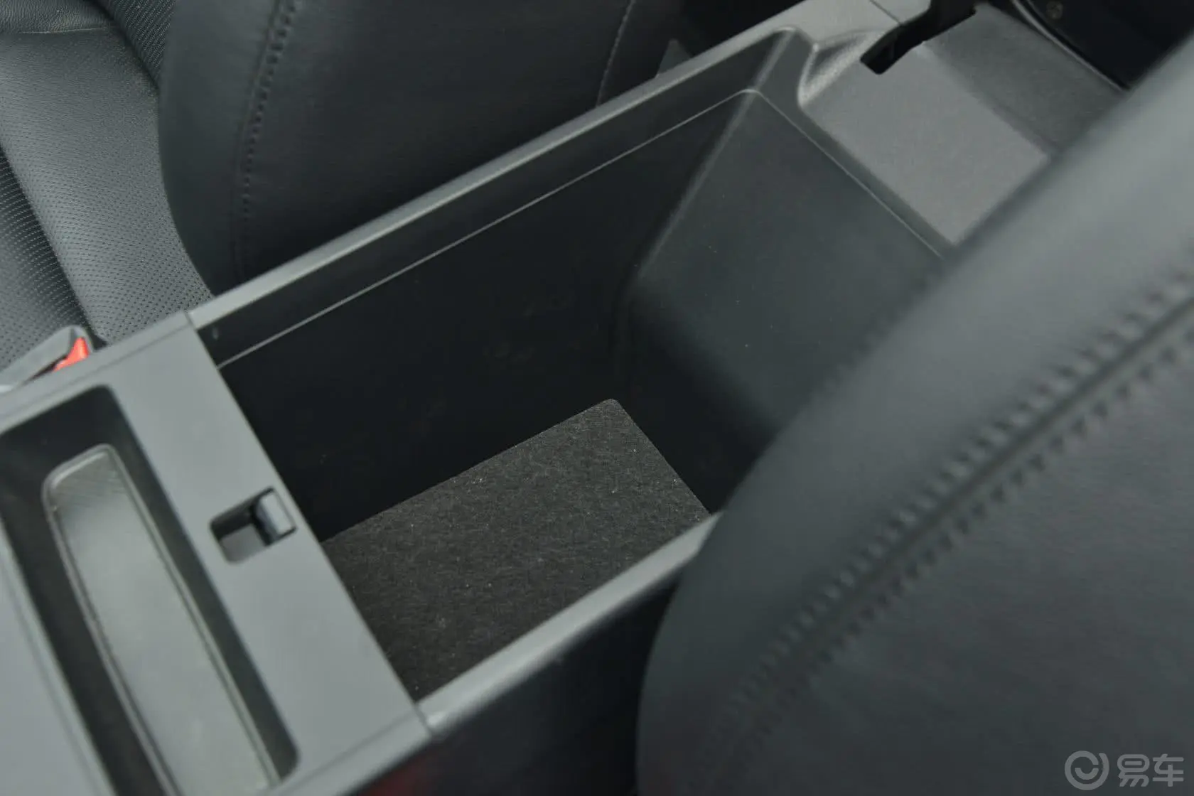 索纳塔2.4L 自动 GLX 豪华版 国五前排中央扶手箱空间