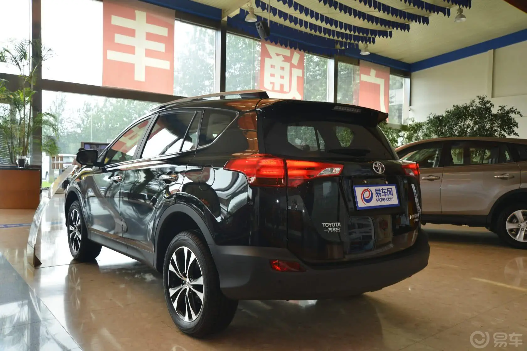 RAV4荣放2.5L 手自一体 豪华版侧后45度车头向左水平