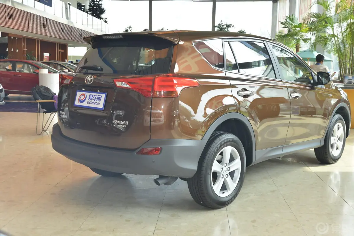 RAV4荣放2.0L CVT 新锐版侧后45度车头向右水平