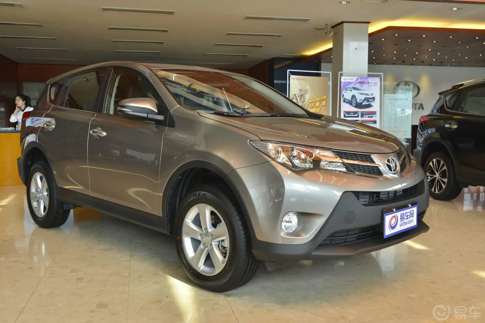 RAV4荣放2.0L CVT 新锐版侧前45度车头向右水平