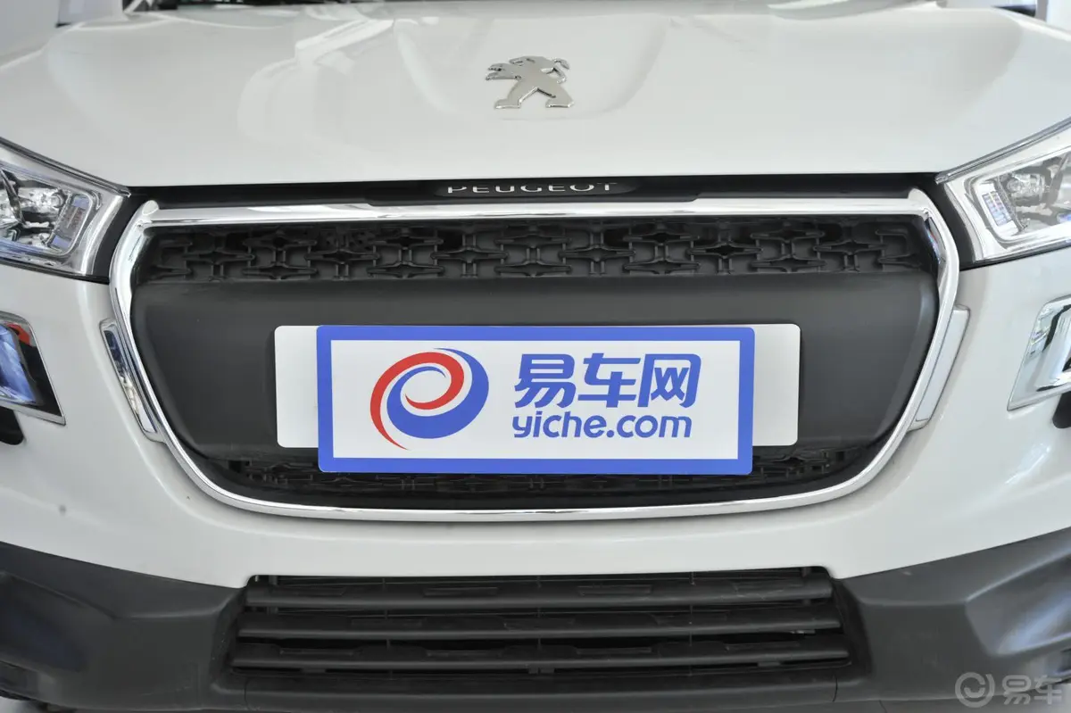 标致4008(进口)2.0L CVT 四驱时尚型前格栅侧俯拍