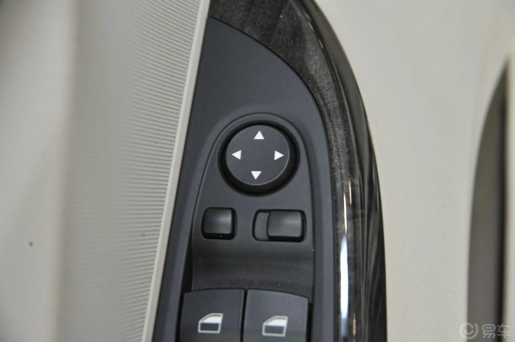 宝马6系640i Gran Coupe外后视镜控制键