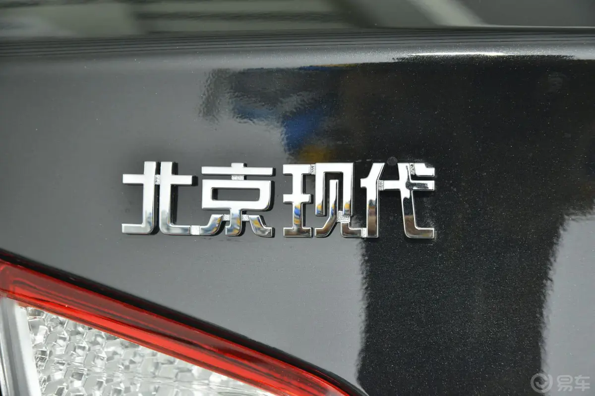 悦动1.6L GL 自动尾标