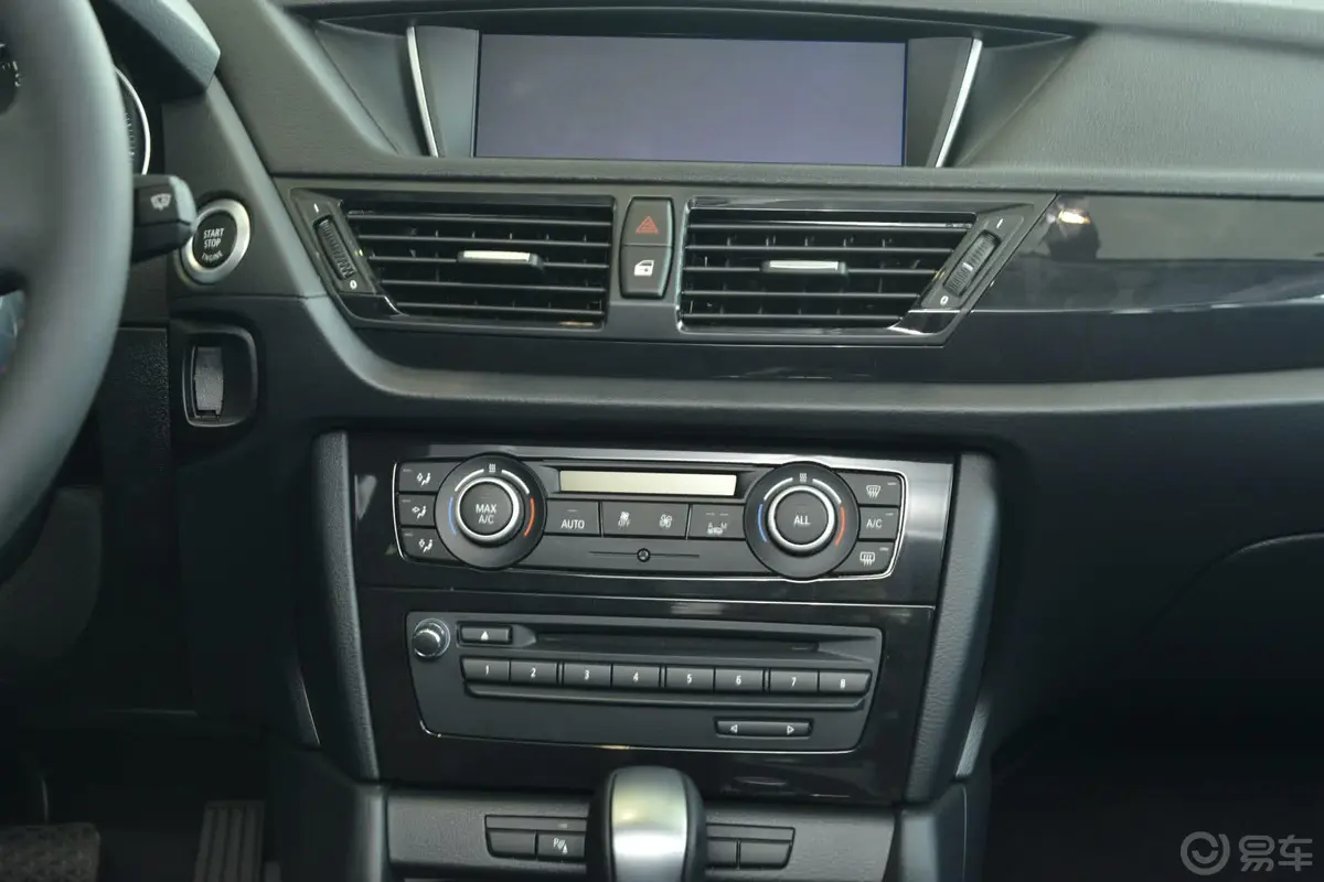 宝马X1sDrive18i 运动设计套装中控台整体