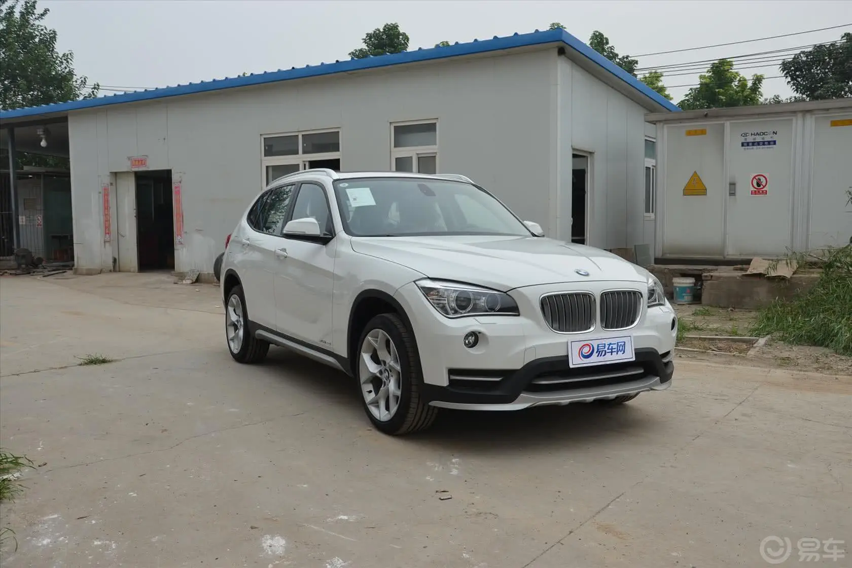 宝马X1xDrive20i X设计套装侧前45度车头向右水平