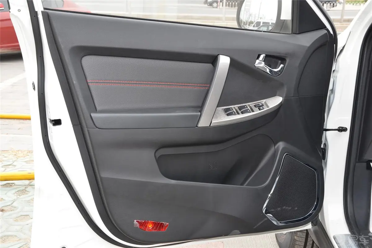 吉利GX72.0L 自动 尊贵型 国5驾驶员侧车门内门板