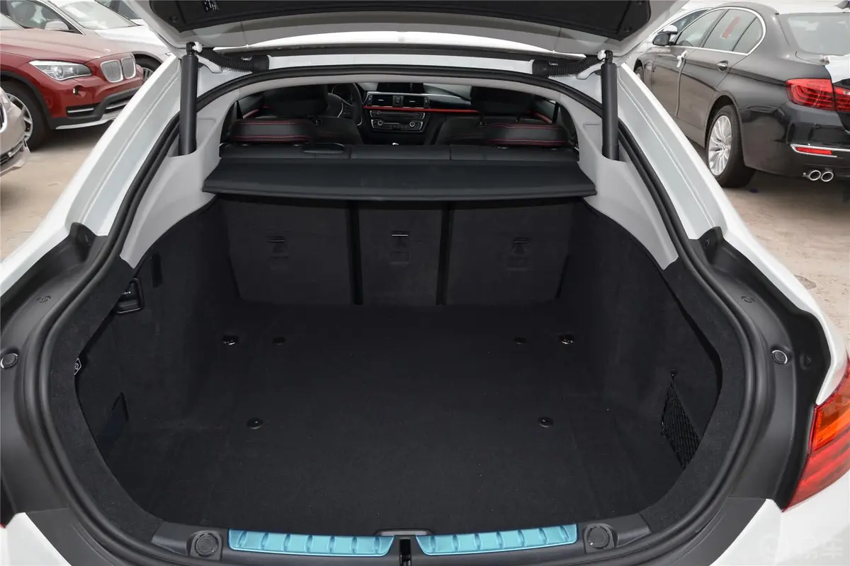 宝马4系四门轿跑车 420i 设计套装型行李箱空间