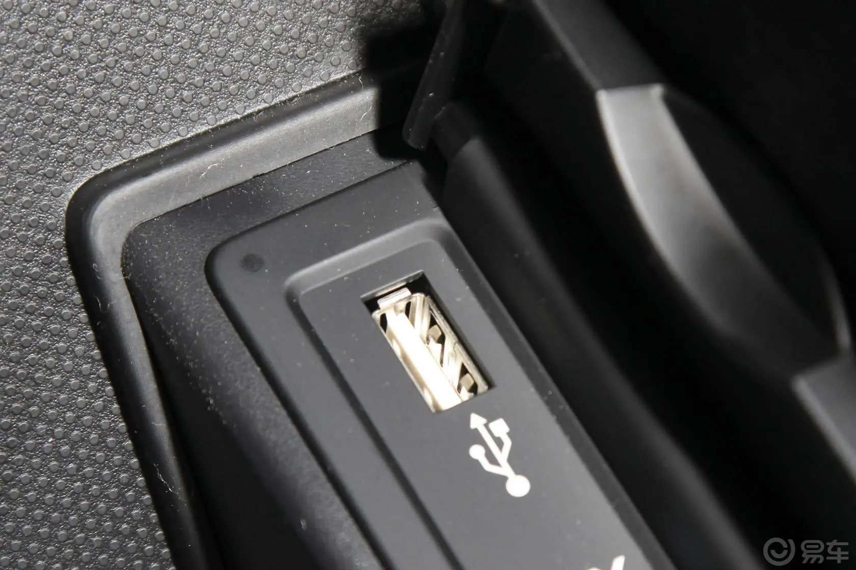 塔利斯曼2.5L 手自一体 豪华版USB接口
