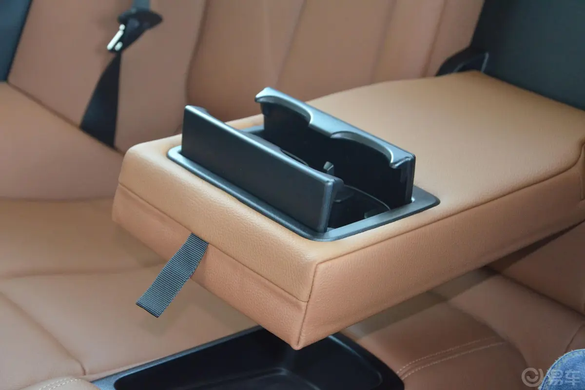 宝马4系双门轿跑车 428i xDrive 豪华设计套装后排扶手