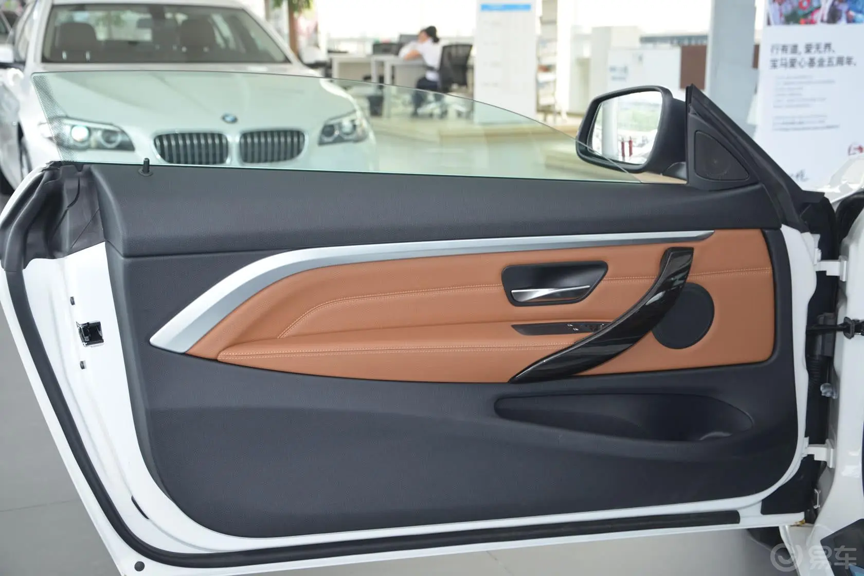 宝马4系双门轿跑车 428i xDrive 豪华设计套装驾驶员侧车门内门板