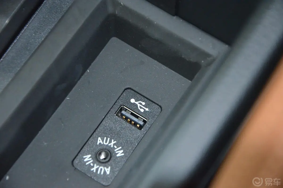宝马4系双门轿跑车 428i xDrive 豪华设计套装USB接口