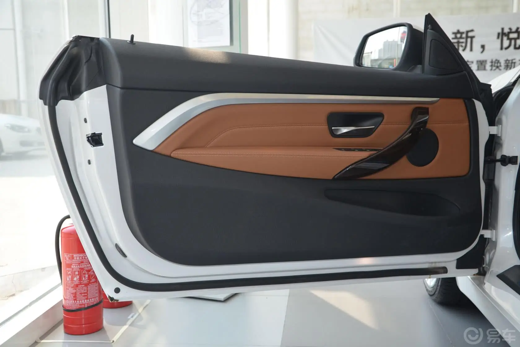 宝马4系敞篷轿跑车 435i 风尚设计套装驾驶员侧车门内门板